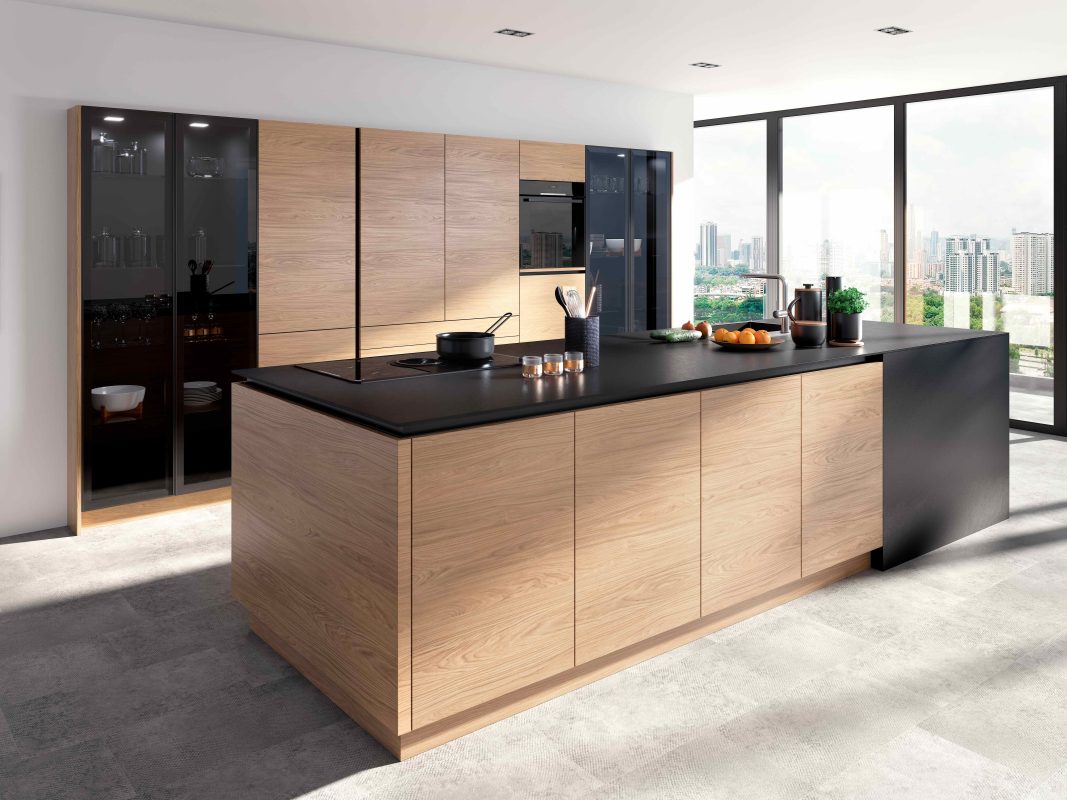 Silbermond Modell in Eiche Nordic und schwarzer Compactplatte