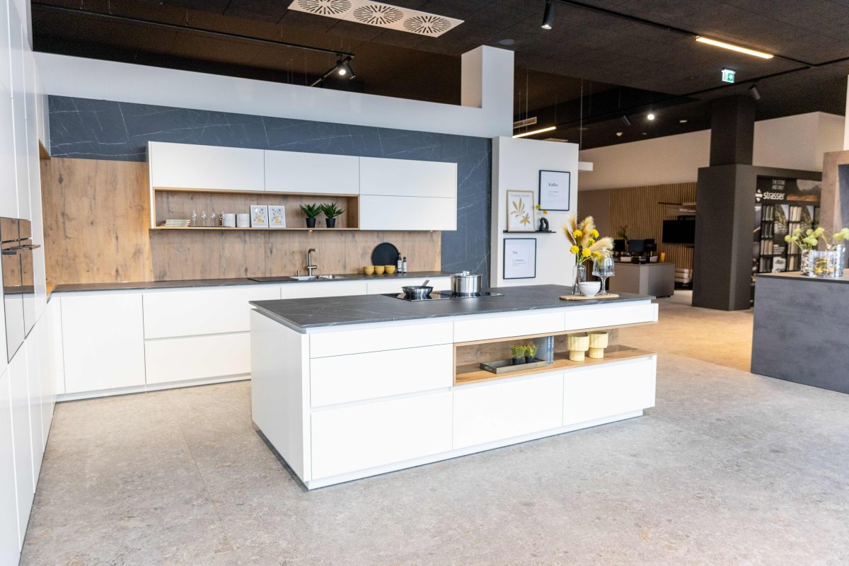 weiße helle Küche mit dunkler Arbeitsplatte dunkle Marmoroptik Holzoptik