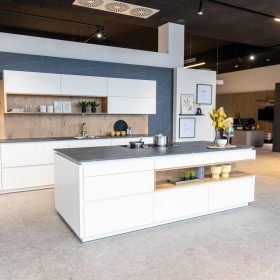 weiße helle Küche mit dunkler Arbeitsplatte dunkle Marmoroptik Holzoptik